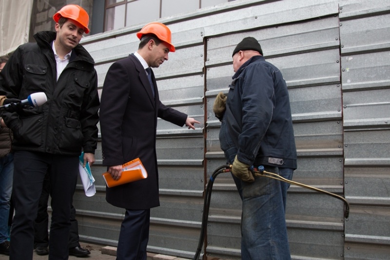 Знесення надбудови на Будинку профспілок: фоторепортаж з центру Києва